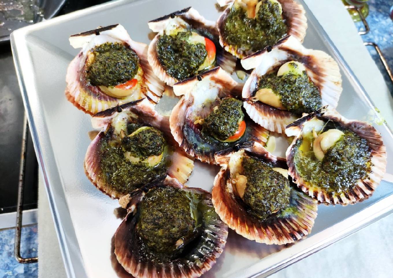 Vieiras con salsa vinagreta de lima, menta y cilantro al horno