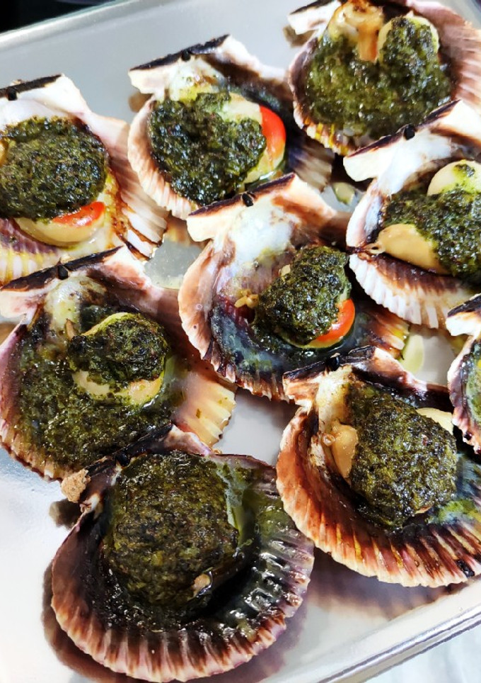 Una foto de Vieiras con vinagreta al horno
