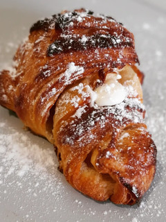 Una foto de Croissant relleno de crema de chocolate blanco