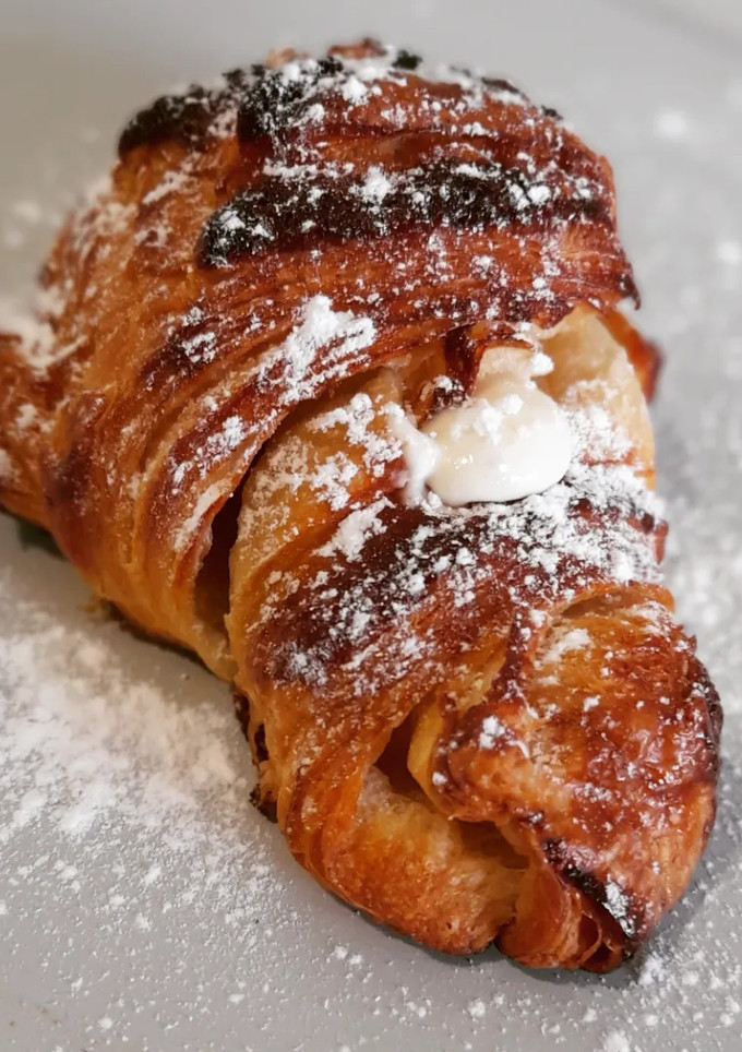 Una foto de Croissant relleno de crema de chocolate blanco