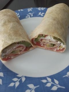 Una foto de Wrap de salmón y aguacate