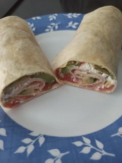Una foto de Wrap de salmón y aguacate