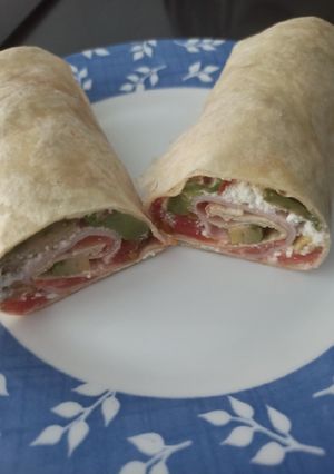 Una foto de Wrap de salmón y aguacate