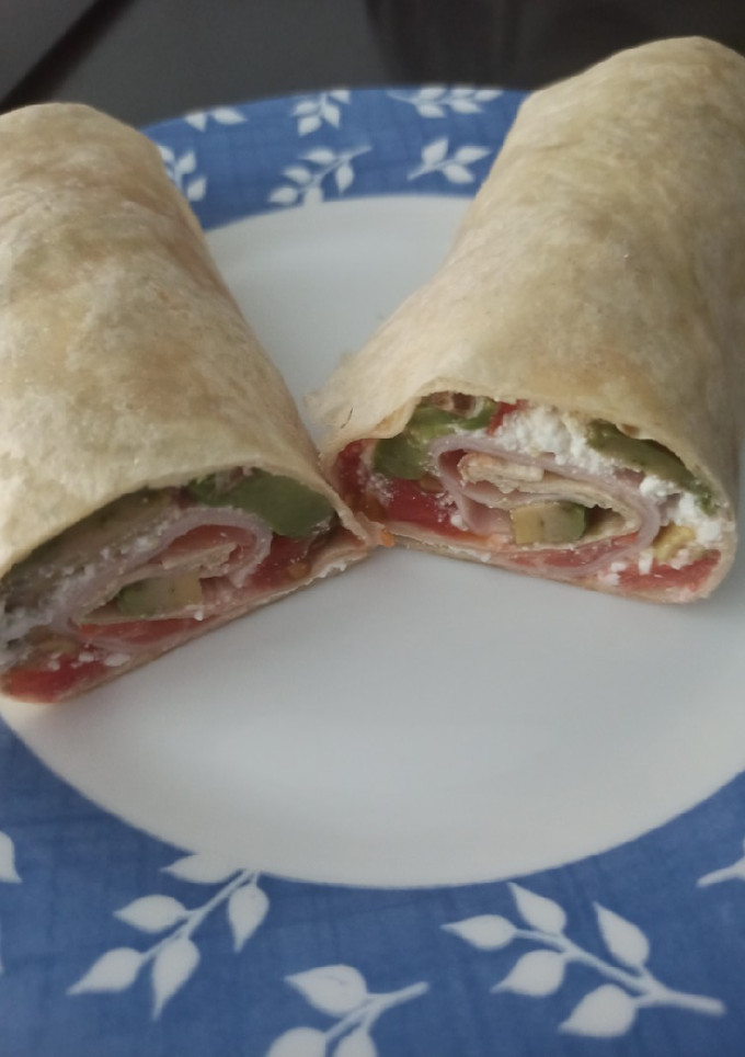 Una foto de Wrap de salmón y aguacate