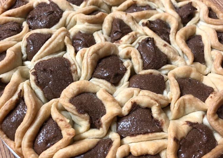 Simple Way to Prepare Ultimate Chocolate Hazelnut pull apart pie