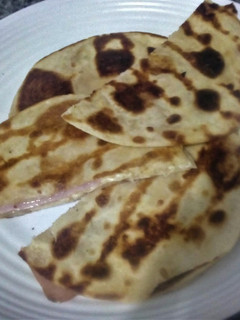 Una foto de Tortillas de Maíz rellenas de Jamón y Queso🧀