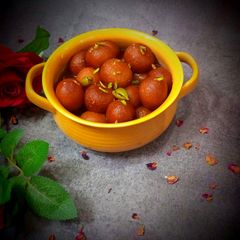 A picture of Gulab jamun.