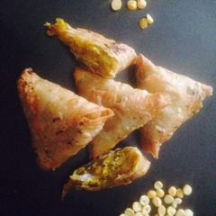 A picture of Moong daal mini samosa.