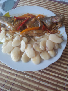 Una foto de Adobo de trucha con pallarés guisados