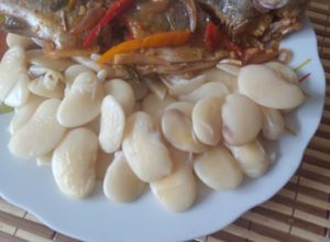 Una foto de Adobo de trucha con pallarés guisados