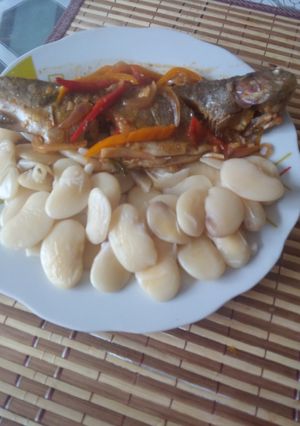 Una foto de Adobo de trucha con pallarés guisados