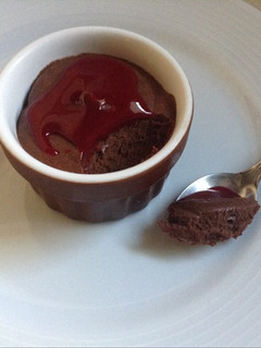 Una foto de Mousse de chocolate con salsa de frambuesas