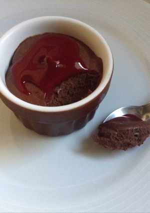 Foto principal de Mousse de chocolate con salsa de frambuesas