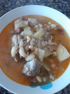 Una foto de Costillejas con alubias🍲