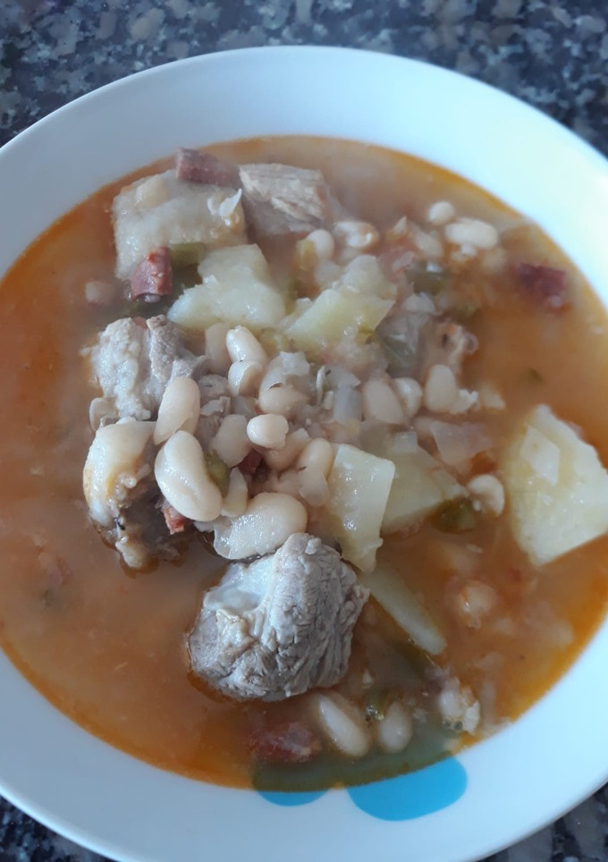 Una foto de Costillejas con alubias🍲