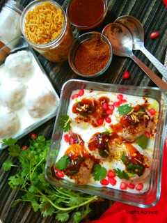 मूंग दाल के दही बड़ा (moong dal ke dahi vada recipe in Hindi) रेसिपी मुख्य फोटो