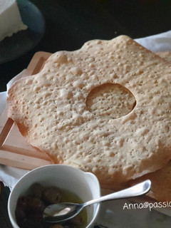 Foto di Pane svedese Knächebröd di farro e avena con semi di finocchio
