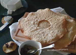 Foto di Pane svedese Knächebröd di farro e avena con semi di finocchio