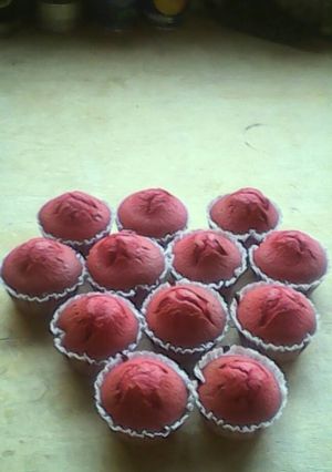 Una foto de Magdalenas de frutilla con un toque de rojo