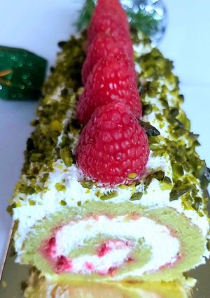 Une photo de BÛCHE ROULÉE FRAMBOISES & PISTACHES