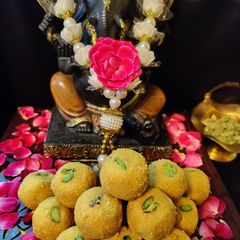A picture of Besan ladoo.