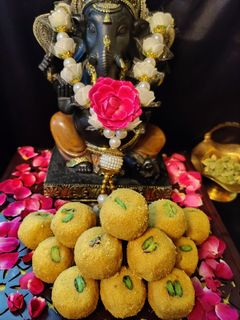 A picture of Besan ladoo.