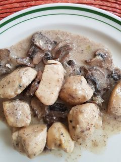 Una foto de Pechuga de pollo con champiñones light