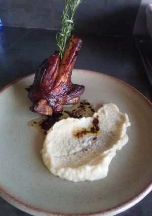 Une photo de Sourie d agneau laquée purée de panais