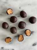 Bombones de mantequilla de almendras veganos y keto tipo bon o bon