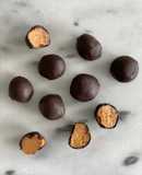 Bombones de mantequilla de almendras veganos y keto tipo bon o bon