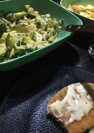Una foto de Zapallito revuelto acompañado con milanesa de soja