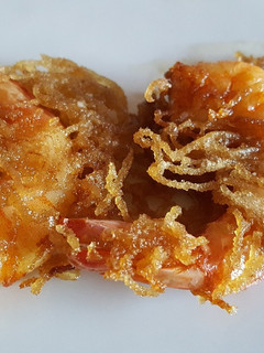 Una foto de Langostinos fritos envueltos en fideos chinos