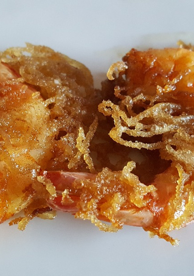 Una foto de Langostinos fritos envueltos en fideos chinos