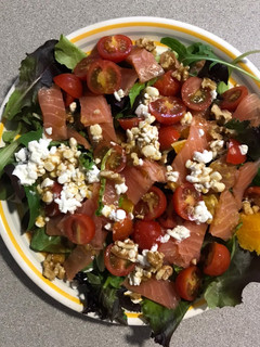 Una foto de Ensalada de salmón