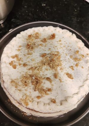 Una foto de Torta de chocolate, bourbon de durazno y chantilly