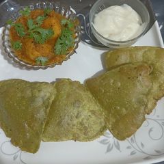 A picture of Palak Poori.