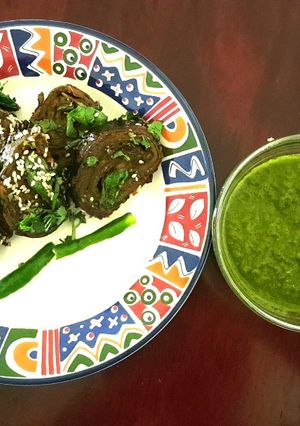 A picture of Patra with Green Chutney.