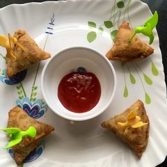 A picture of Chapati Samosa.
