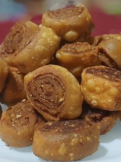 बाकरवडी (bakarvadi recipe in marathi) रेसिपी चे मुख्य फोटो