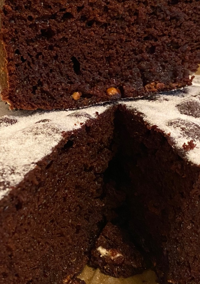 Una foto de Bizcocho de chocolate con pepitas de chocolate blanco (Pedroche)