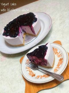 Foto resep No bake yogurt cake with blueberry sauce