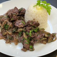A picture of Chicken Livers with Onions.
