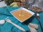Una foto de crema de calabaza nata