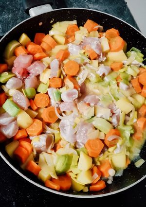 Une photo de Poêlée de légumes et poulet