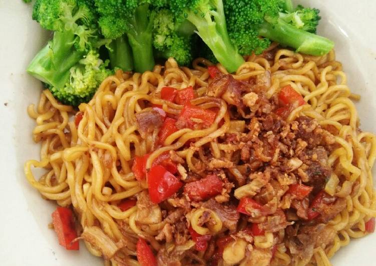 Cara Bikin Mie Goreng Ayam Paprika + Brokoli Rebus Yang Enak Banget