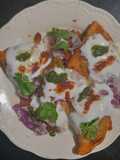 દહીં સમોસા ચાટ (Dahi Samosa Chaat Recipe In Gujarati)