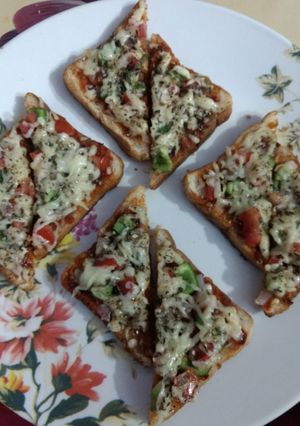 तवे पर बना हुआ ब्रेड पिज़्ज़ा (bread pizza recipe in hindi) रेसिपी मुख्य फोटो