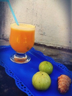 લીલી હળદર આમળા સંતરા નો જ્યુસ (Lili Haldar Amla Santra Juice Recipe In Gujarati) રેસીપી મુખ્ય ફોટો