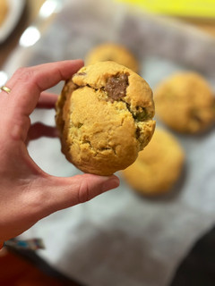 Una foto de Crumbl cookies con crema de pistacho en airfryer