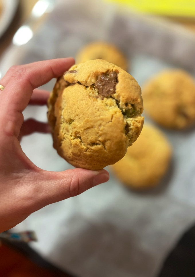 Una foto de Crumbl cookies con crema de pistacho en airfryer